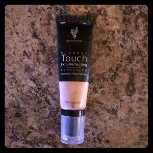 Younique- scarlet concealer